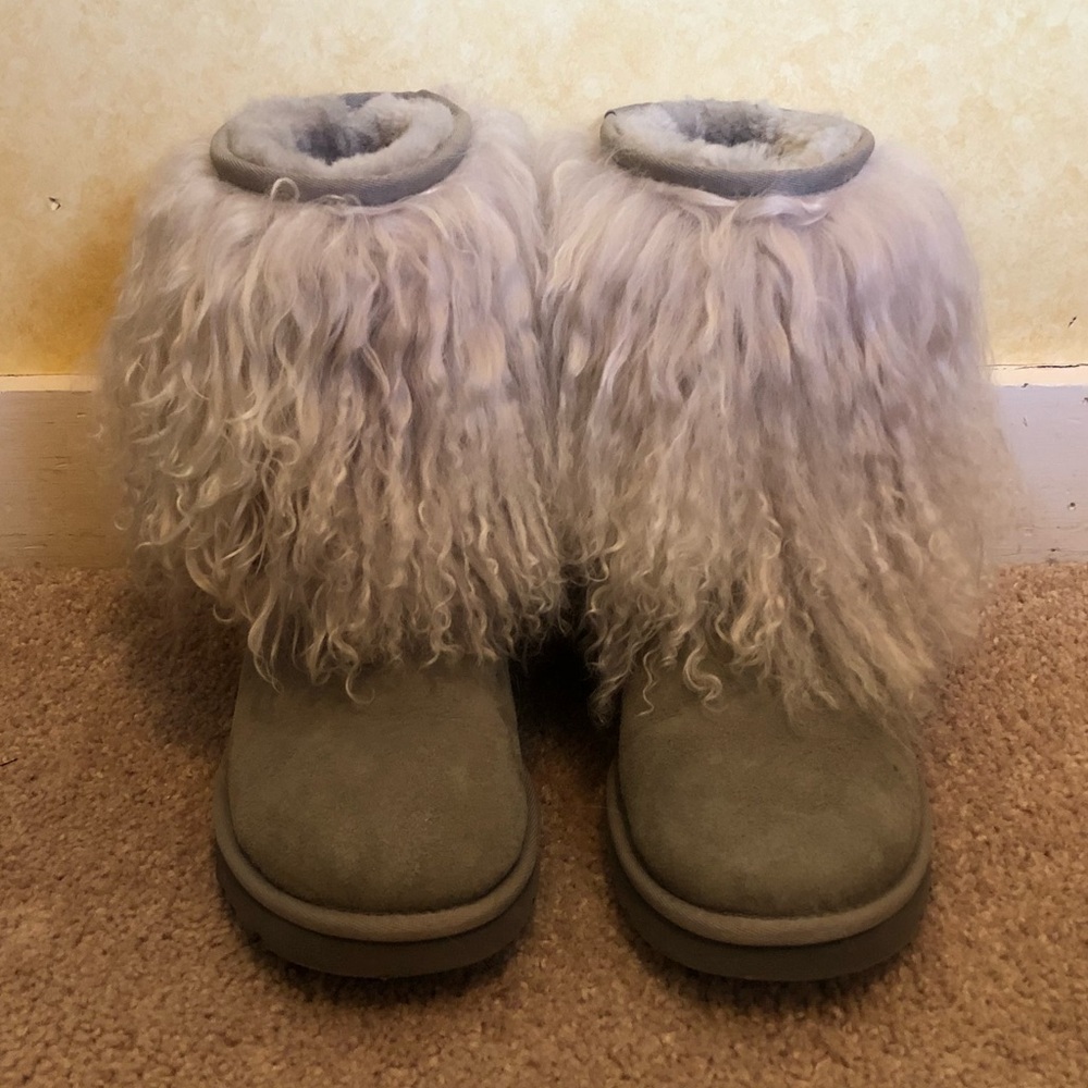 Short sheepskin cuff boots
